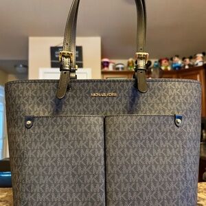 NWT Michael Kors front pocket handbag OBO